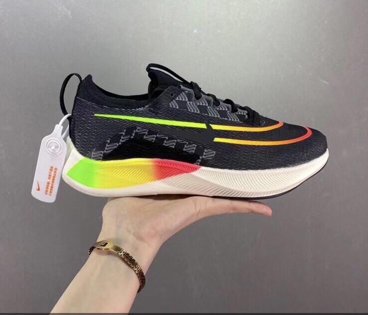 听说体育生都很喜欢Nike Zoom Fly 4跑鞋